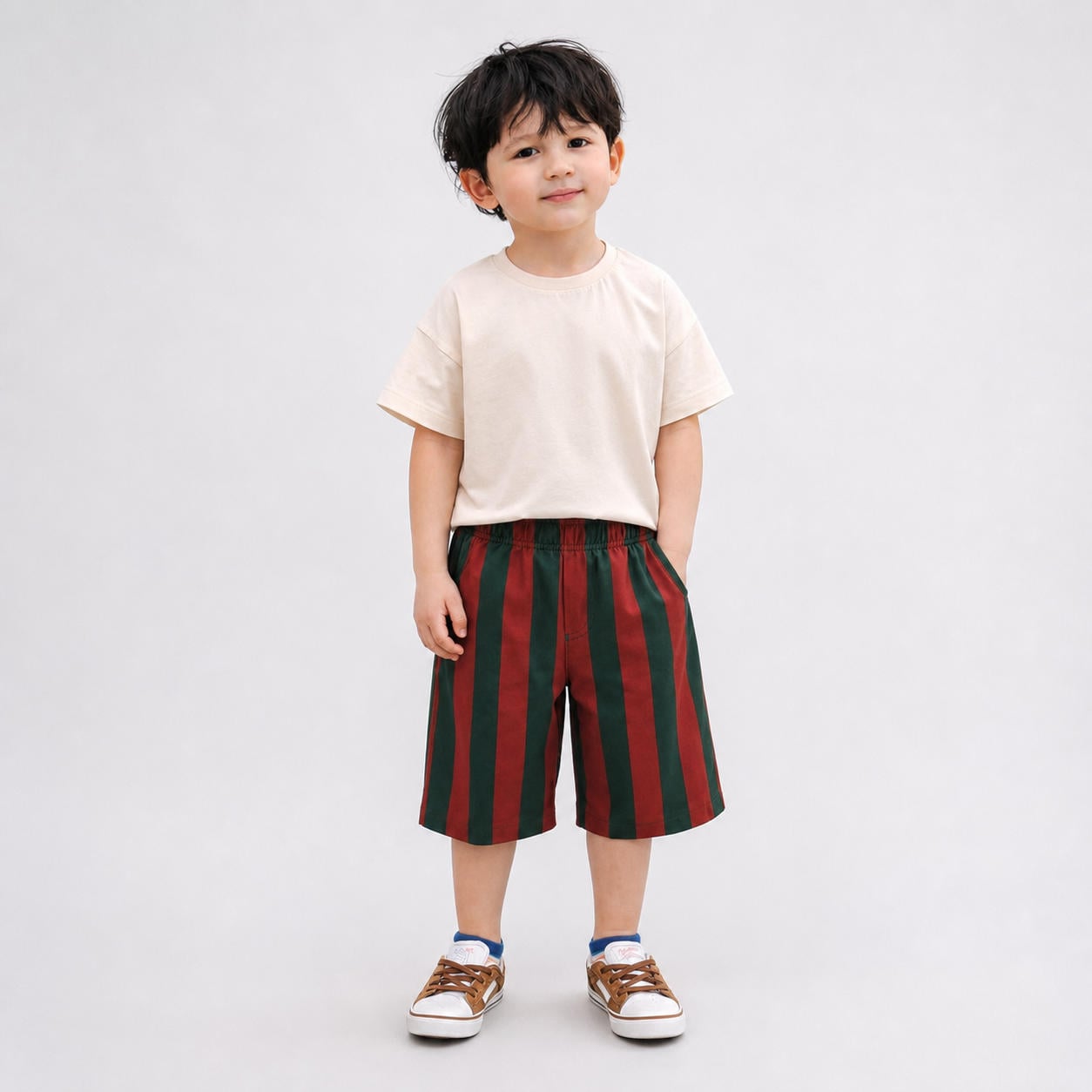 Jungen-Sommerset aus gestreiftem T-Shirt und Shorts