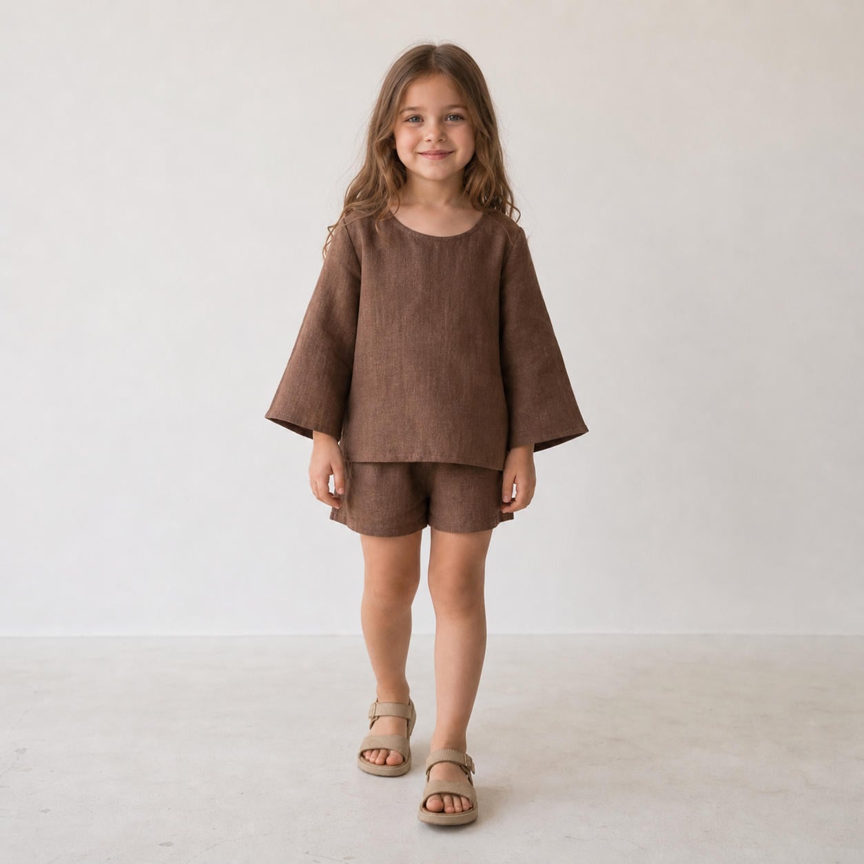 Locker sitzendes Kinder-Oberteil und Shorts