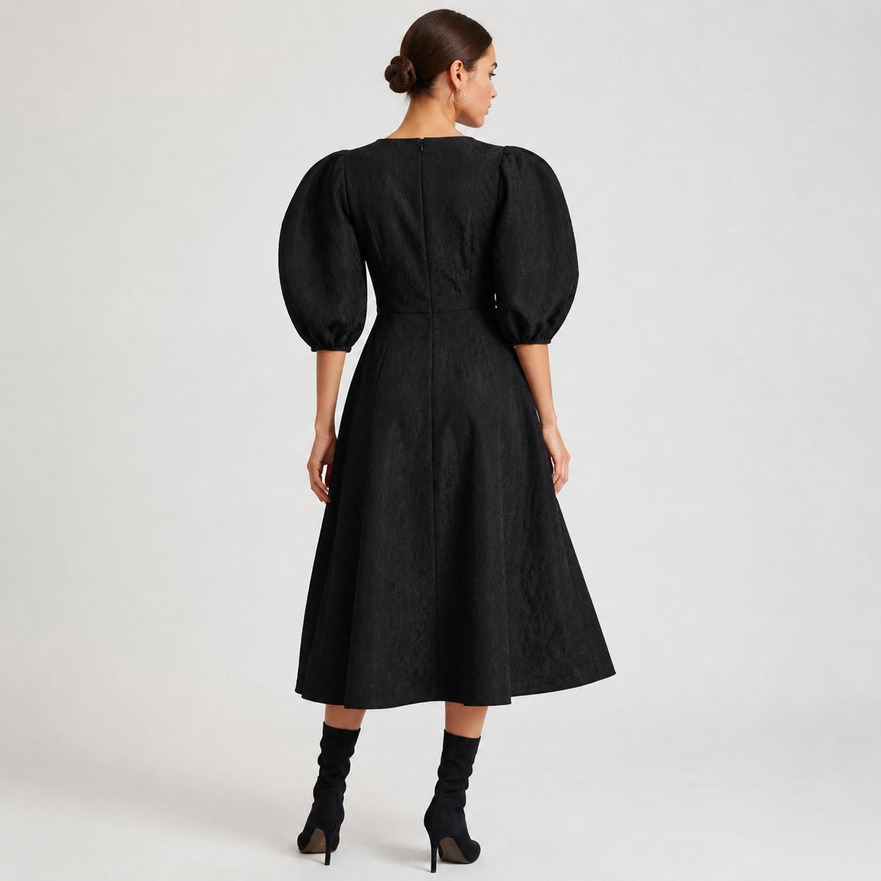 Klassisches schwarzes Kleid in A-Linie mit kurzen Ärmeln – Ansicht 2