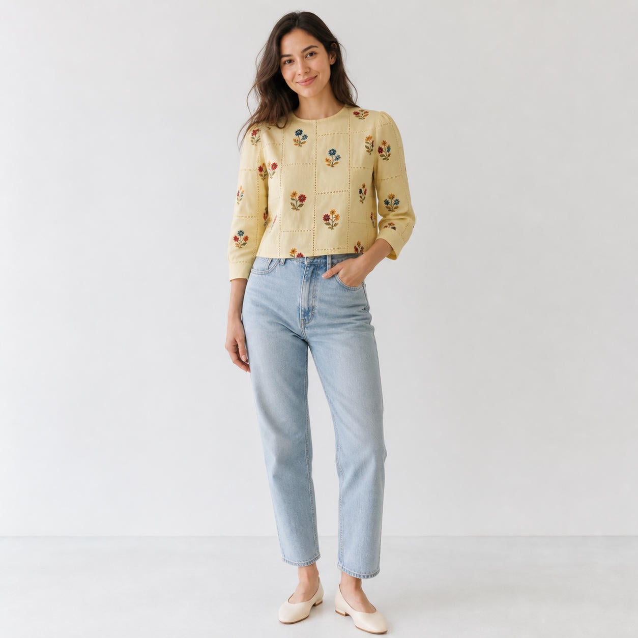 Kurze Bluse mit 3/4-Puffärmeln und Knopfverschluss im Rücken