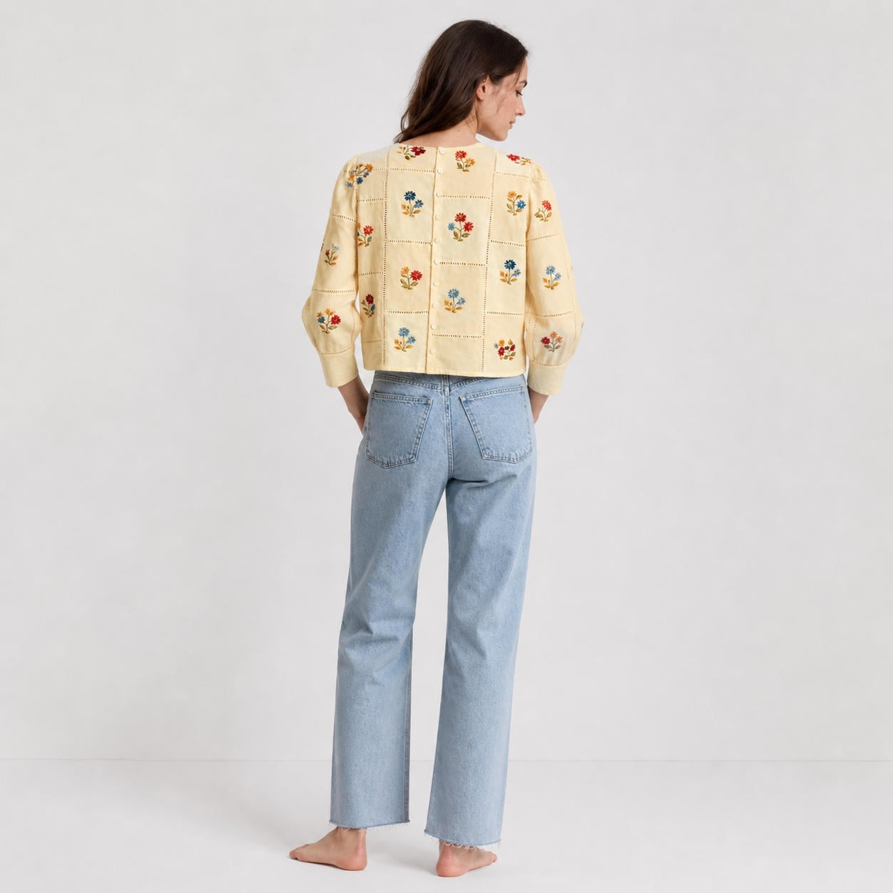 Kurze Bluse mit 3/4-Puffärmeln und Knopfverschluss im Rücken – Ansicht 2