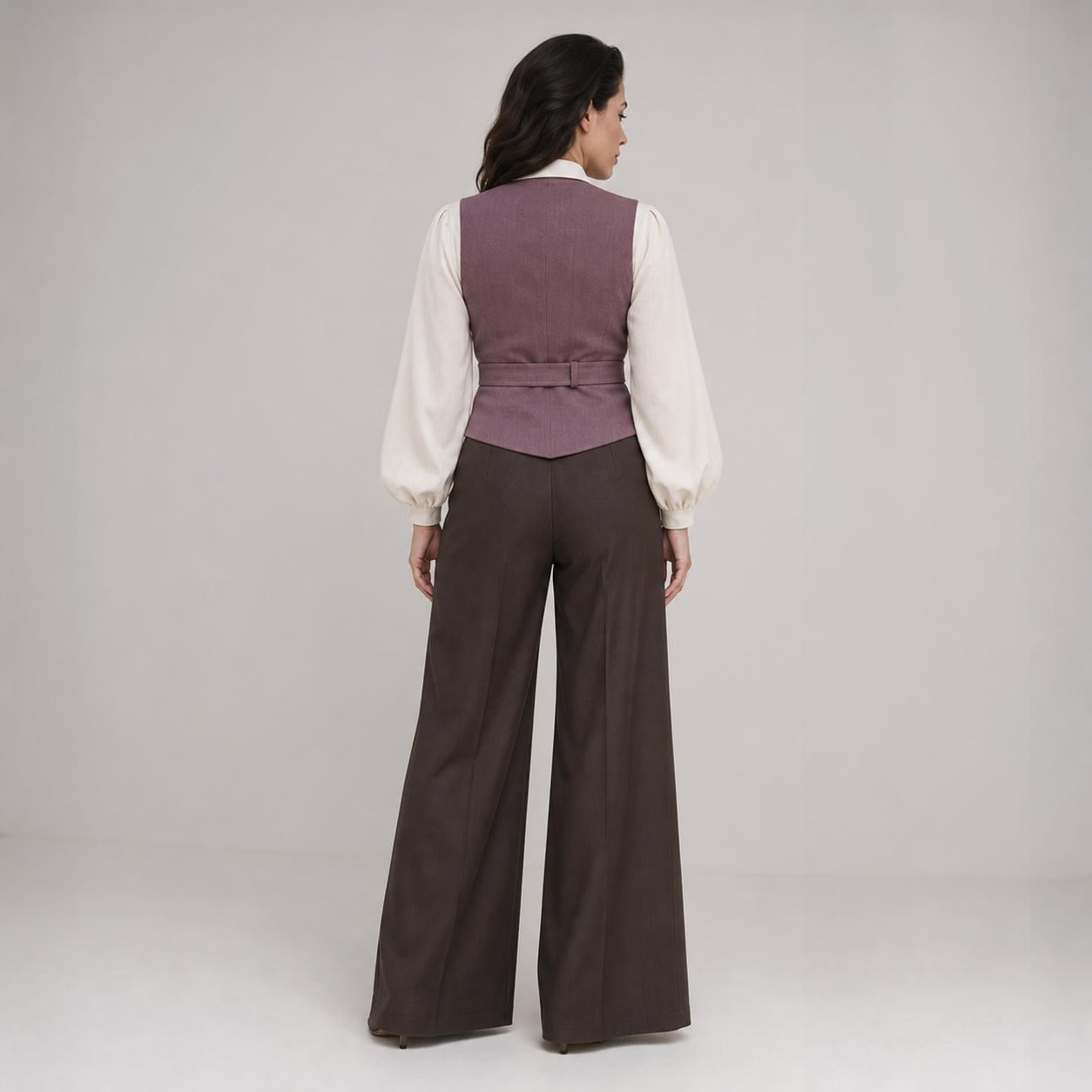 Elegantes 3-teiliges Ensemble aus taillierter Weste, Bluse mit Bischofsärmeln und weiter Hose – Ansicht 2