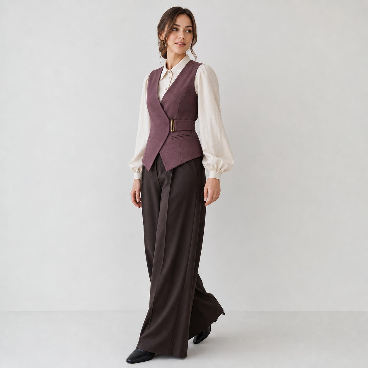 Elegantes 3-teiliges Ensemble aus taillierter Weste, Bluse mit Bischofsärmeln und weiter Hose – Ansicht 3