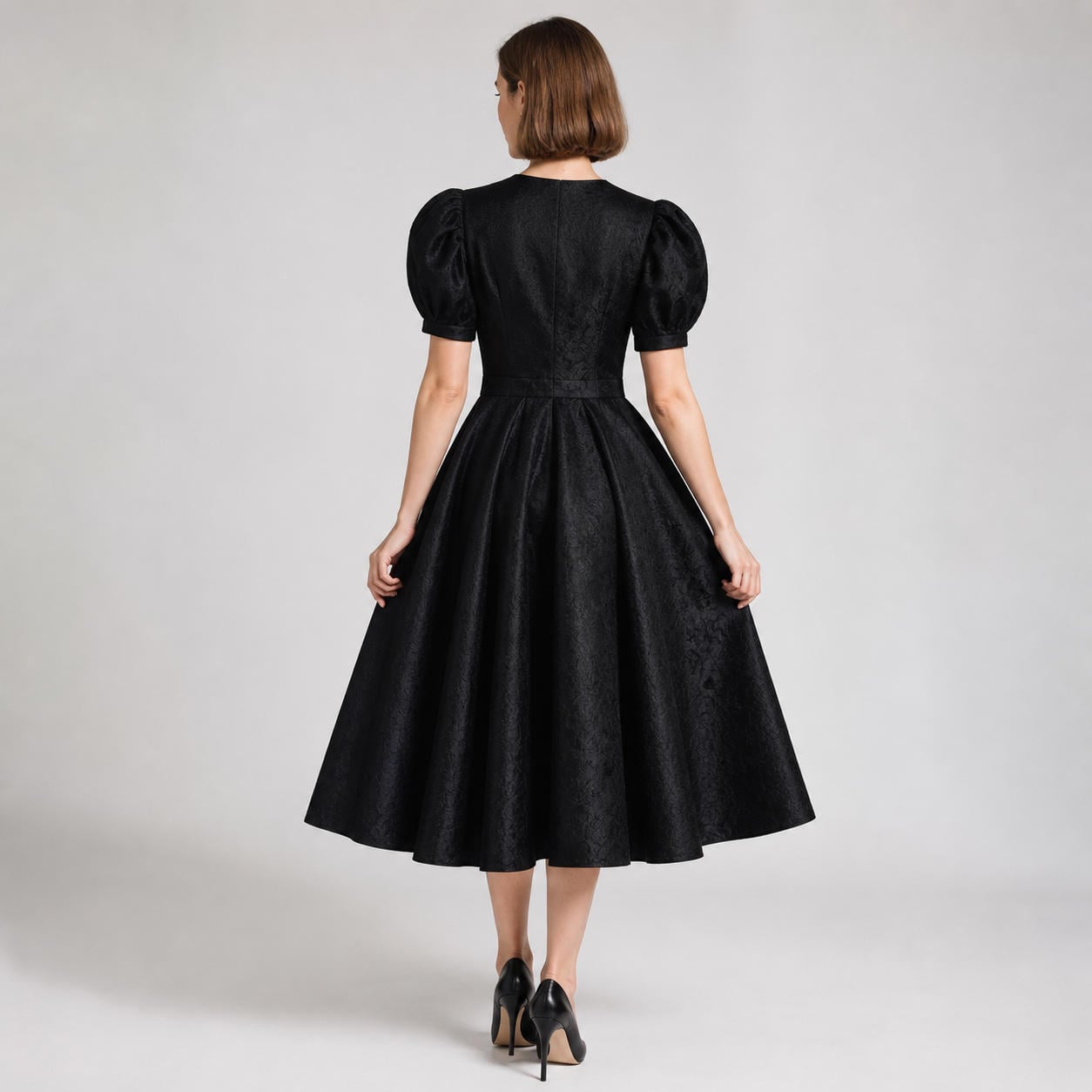 Anliegendes elegantes Midikleid mit besonderem Ausschnitt – Ansicht 2