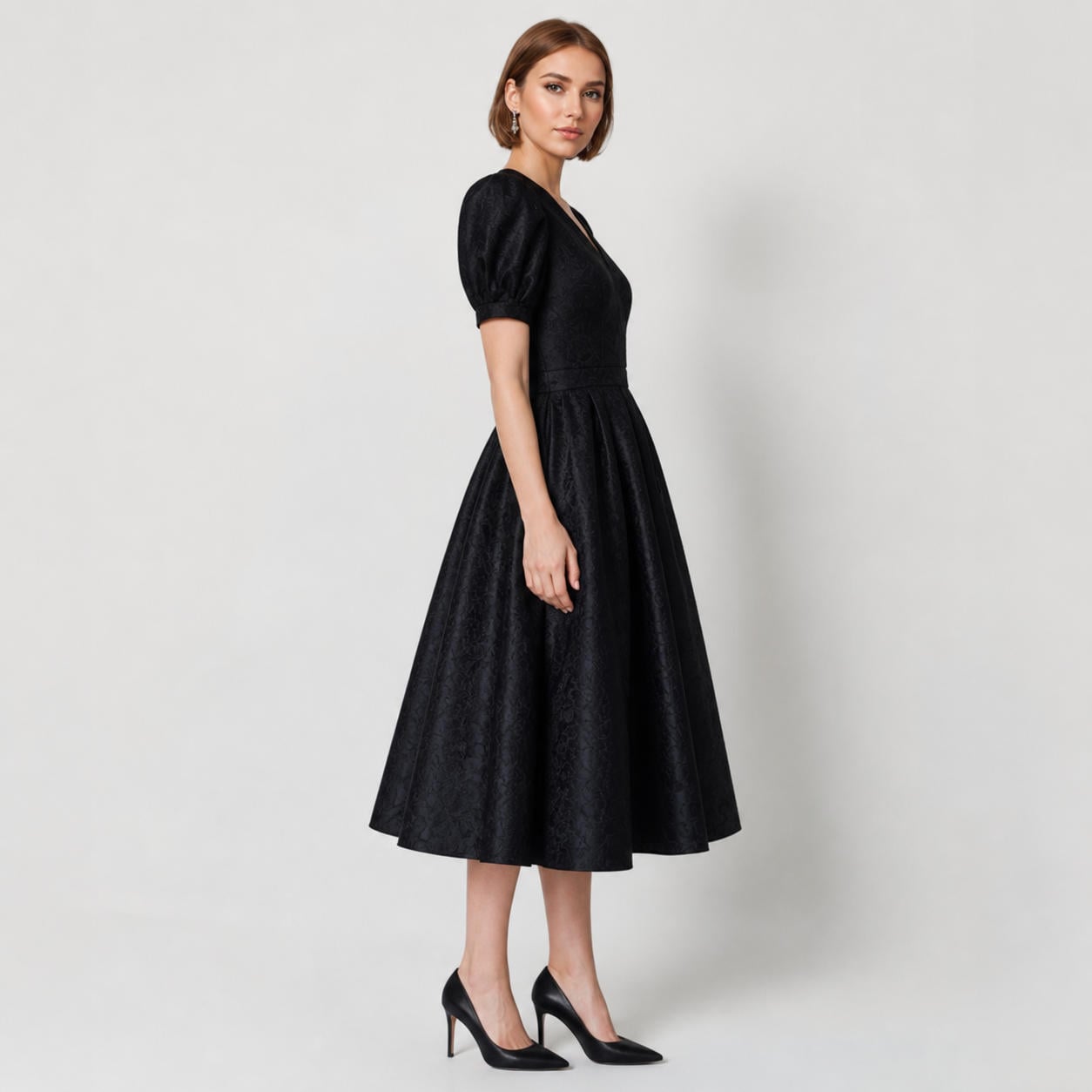 Anliegendes elegantes Midikleid mit besonderem Ausschnitt – Ansicht 3