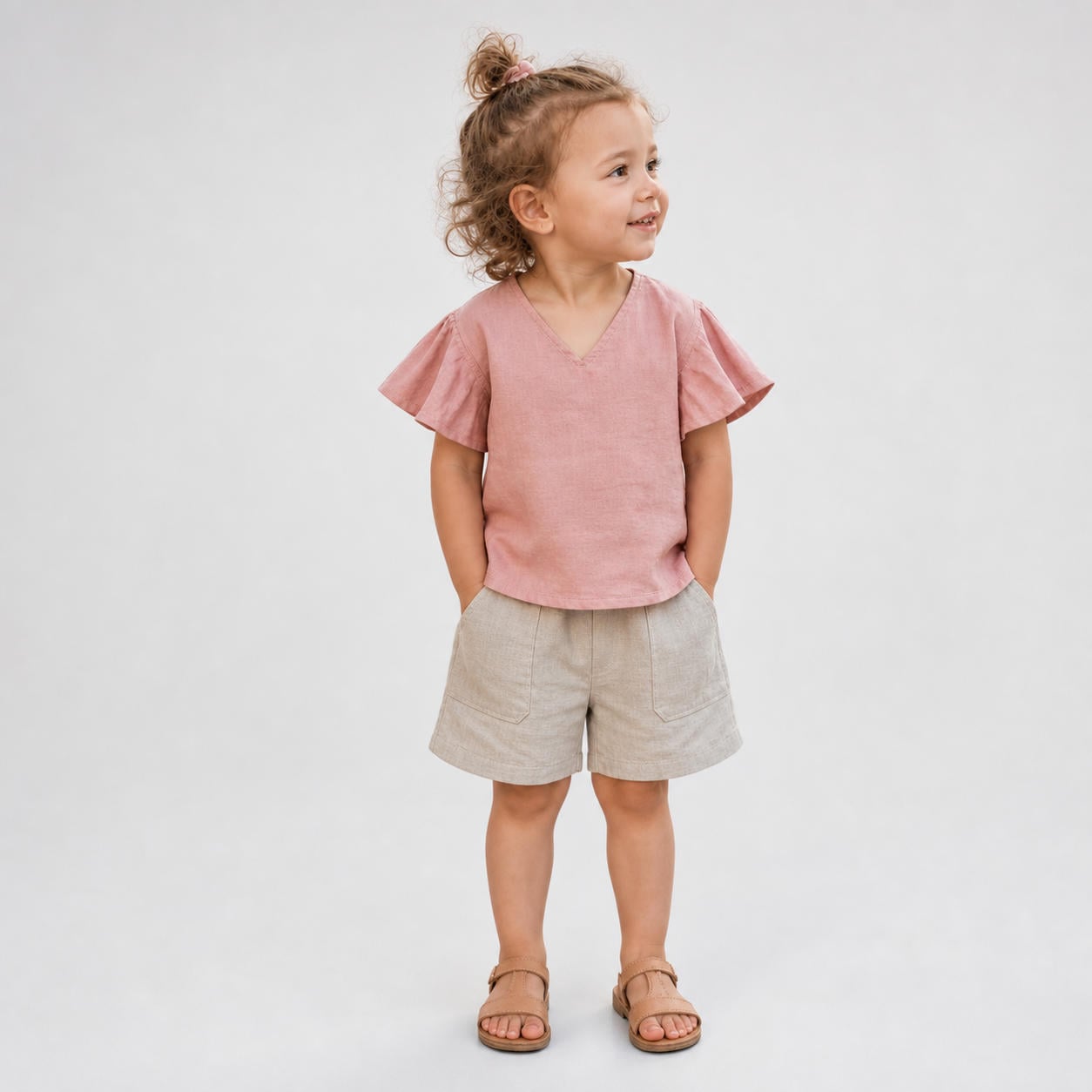 Mädchen-Set aus Top mit V-Ausschnitt und Flatterärmeln und Shorts