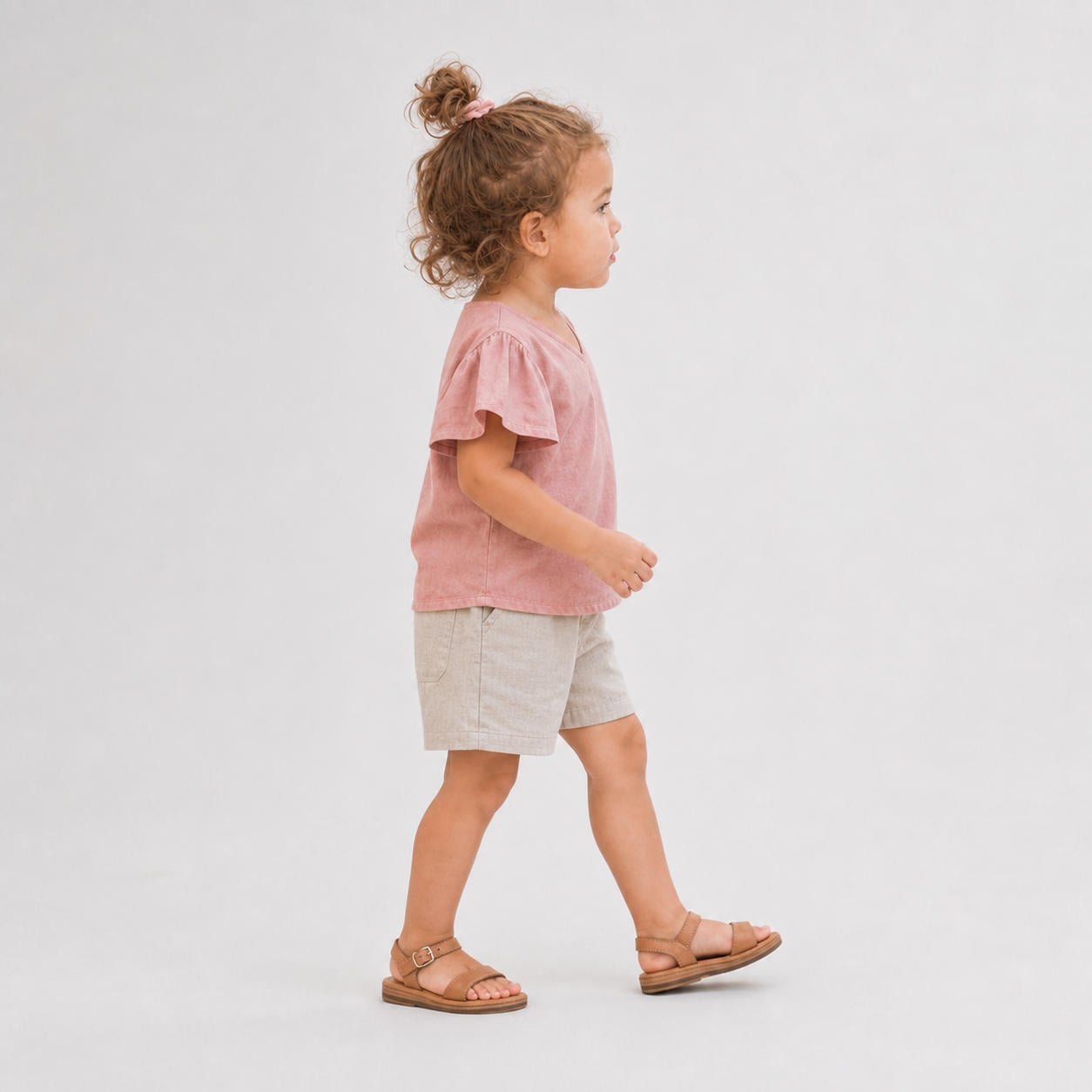 Mädchen-Set aus Top mit V-Ausschnitt und Flatterärmeln und Shorts – Ansicht 3