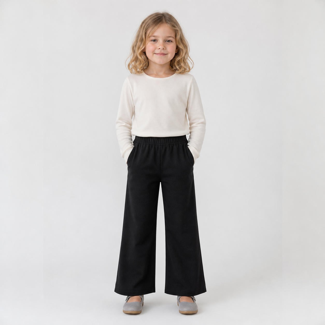 Ausgestellte weite Kinderhose