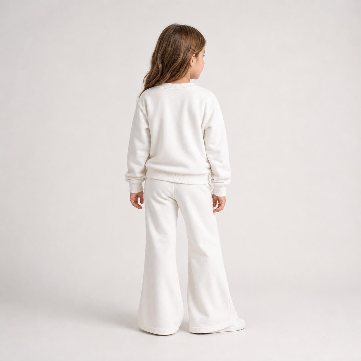 Kinder-Loungewear-Set aus Sweatshirt und ausgestellter Hose – Ansicht 2