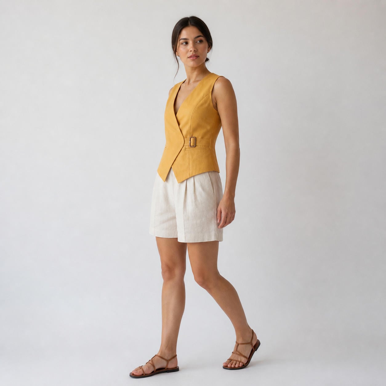 Leinen-Set aus Weste mit Gürtel und Bermudashorts mit Bundfalten – Ansicht 3