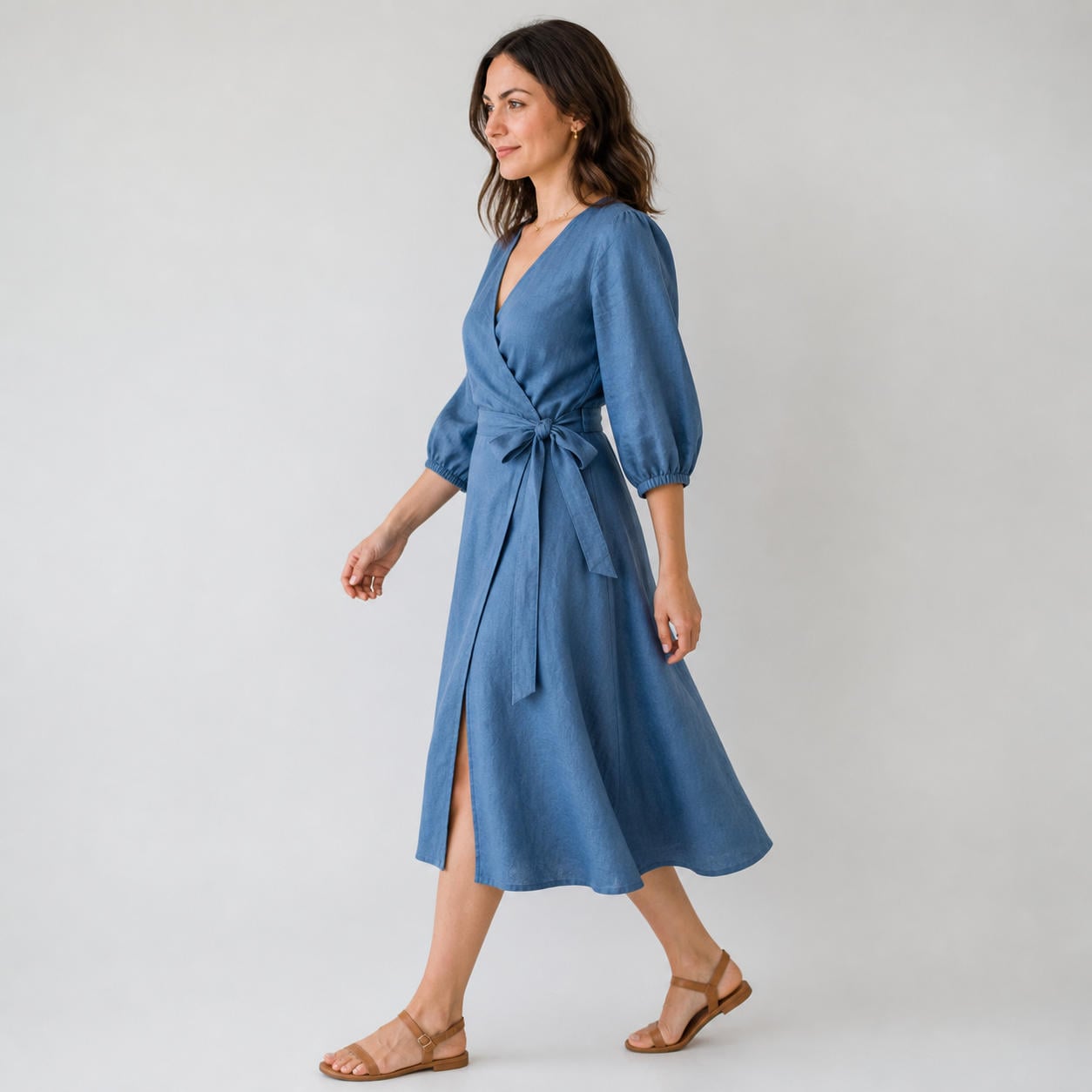Leinen-Wickel-Midikleid mit gepufften Bischofsärmeln und Schlitz – Ansicht 3