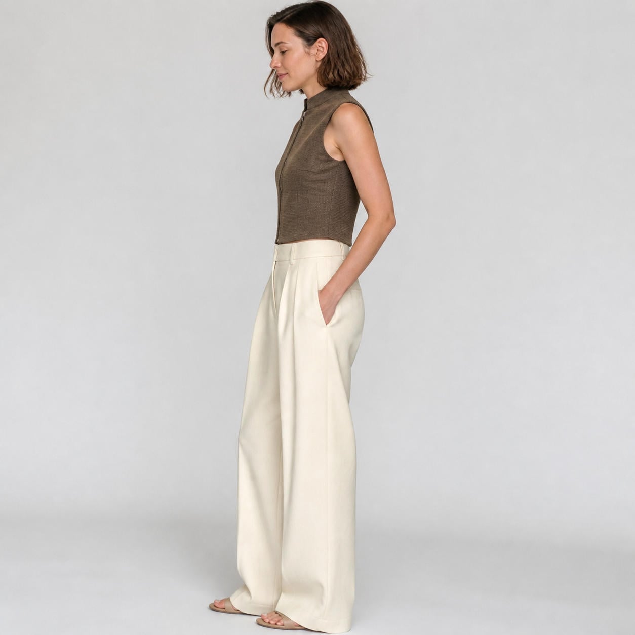 Minimalistisches ärmelloses Crop-Top mit Stehkragen und Reißverschluss vorne – Ansicht 3