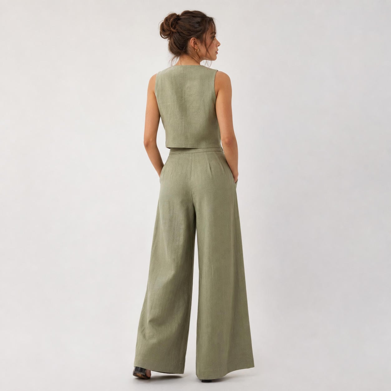 Minimalistisches Leinen-Set aus Weste mit V-Ausschnitt und Palazzohose – Ansicht 2