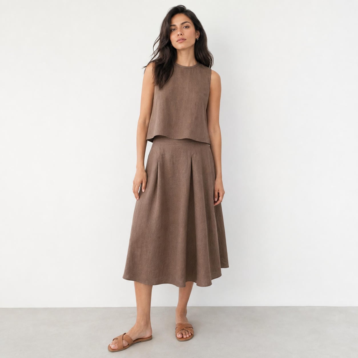 Minimalistisches Set aus ärmellosem Crop-Top und Midirock in A-Linie