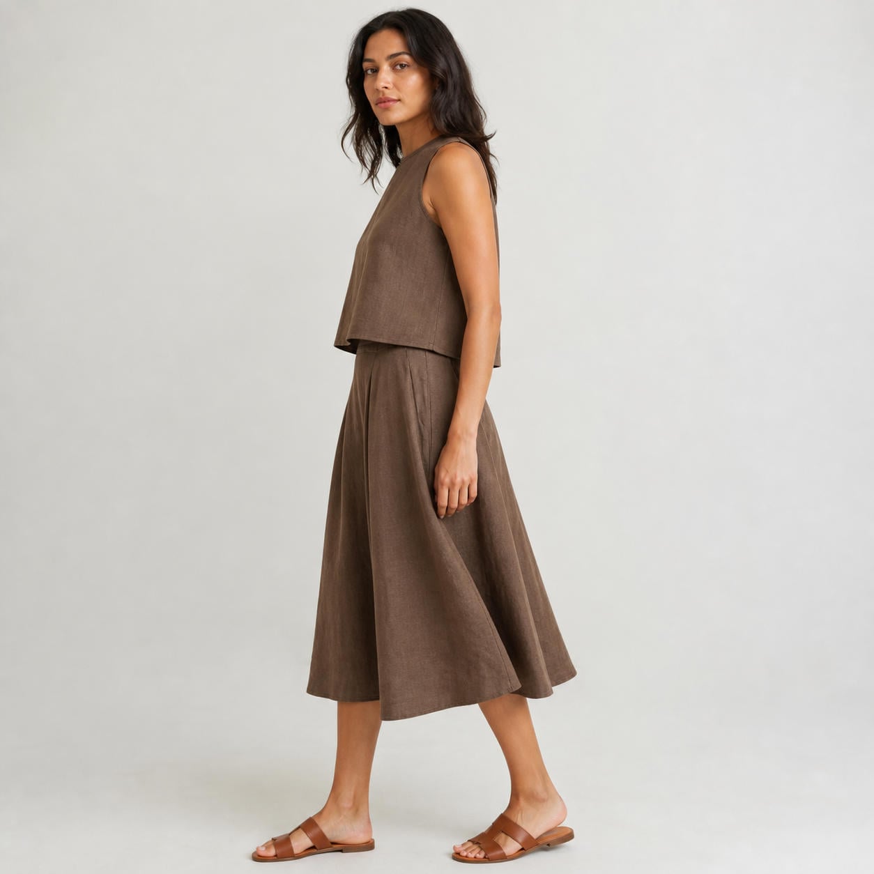 Minimalistisches Set aus ärmellosem Crop-Top und Midirock in A-Linie – Ansicht 3