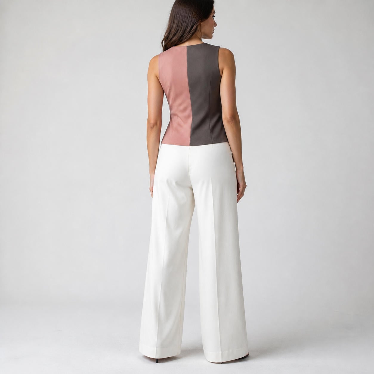 Modernes Anzugset aus asymmetrischer Weste und hoch geschnittener weiter Hose – Ansicht 2