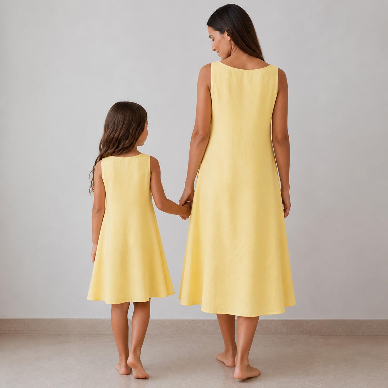 Mutter-Tochter-Set aus ärmellosen Hängerkleidern – Ansicht 2