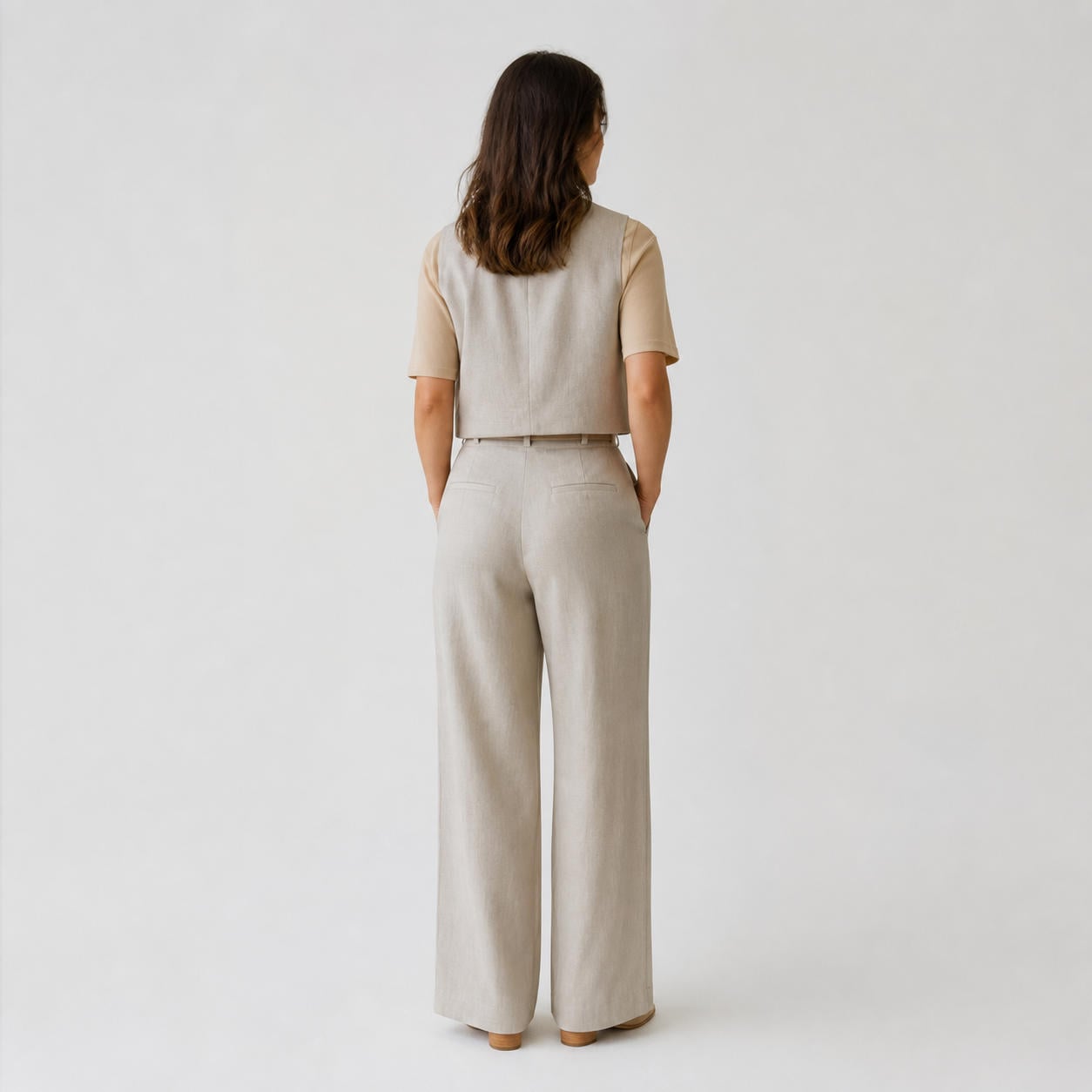 Klassisch-elegantes Leinen-Set: Weste und weite Bundfaltenhose – Ansicht 2