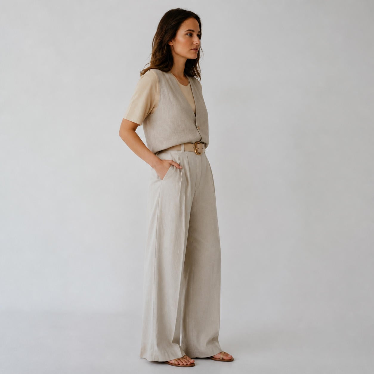 Klassisch-elegantes Leinen-Set: Weste und weite Bundfaltenhose – Ansicht 3