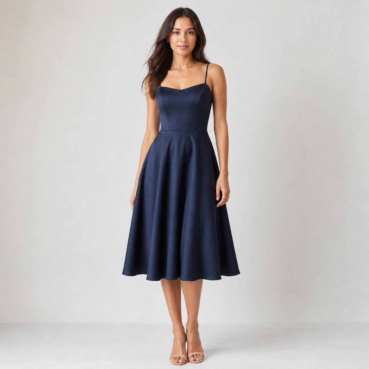 Abendkleid in A-Linie mit Prinzessnähten und Spaghettiträgern