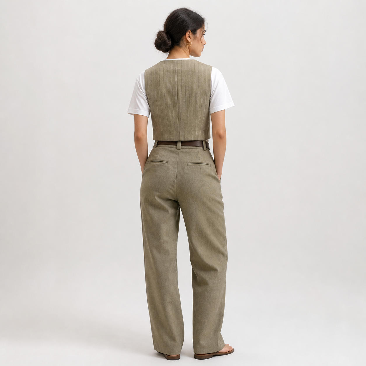 Classic Linen Set with V-Neck Buttoned Waistcoat and Pleated Trousers – view 2