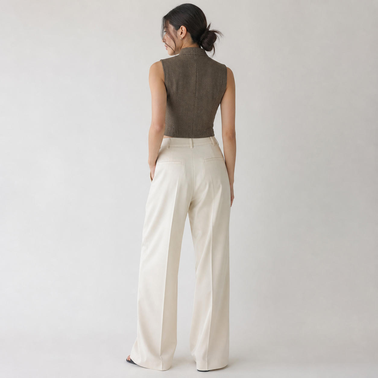Minimalist High-Neck Zip-Front Sleeveless Crop Top Vest – view 2