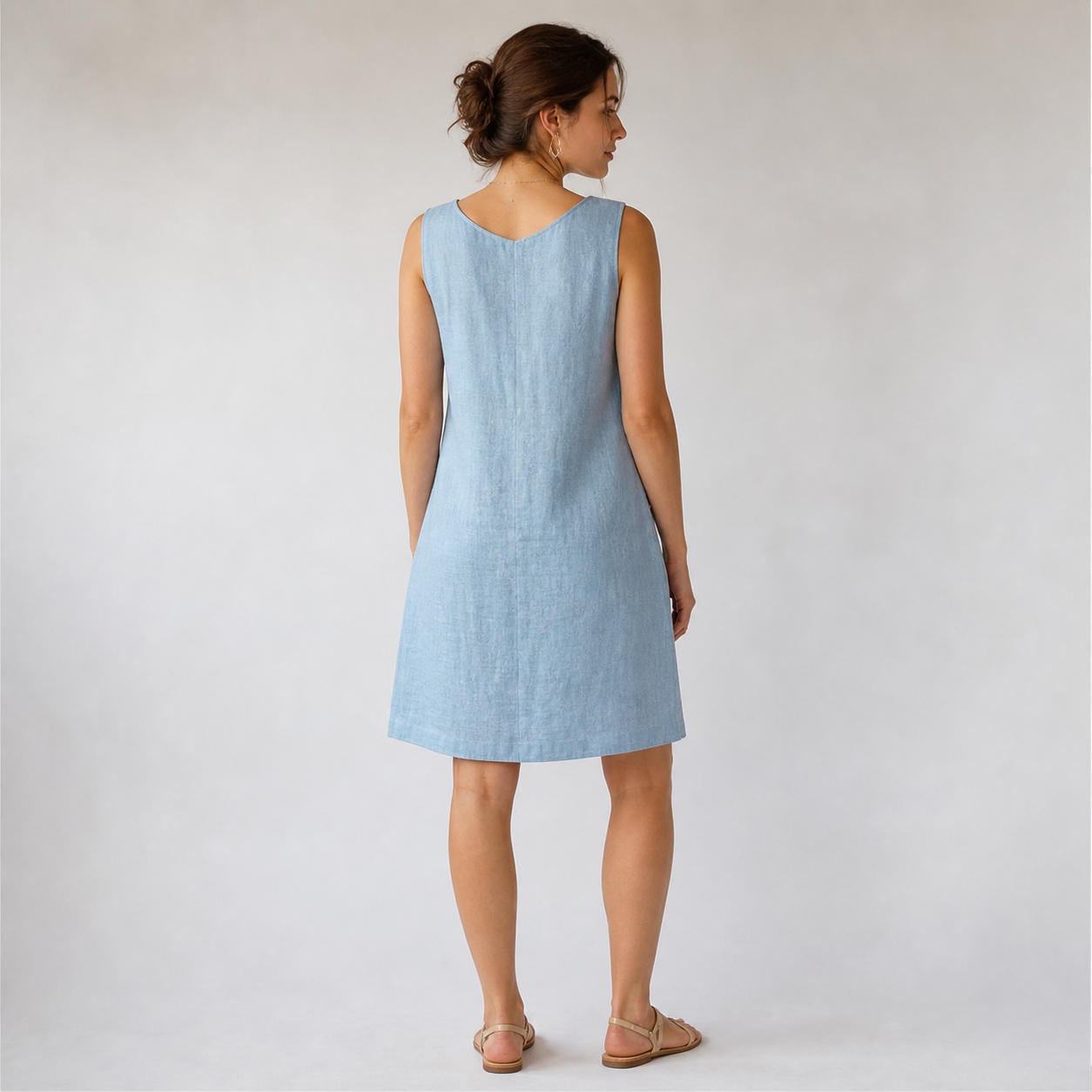 Schlichtes ärmelloses Leinen-Sommerkleid mit V-Ausschnitt – Ansicht 2