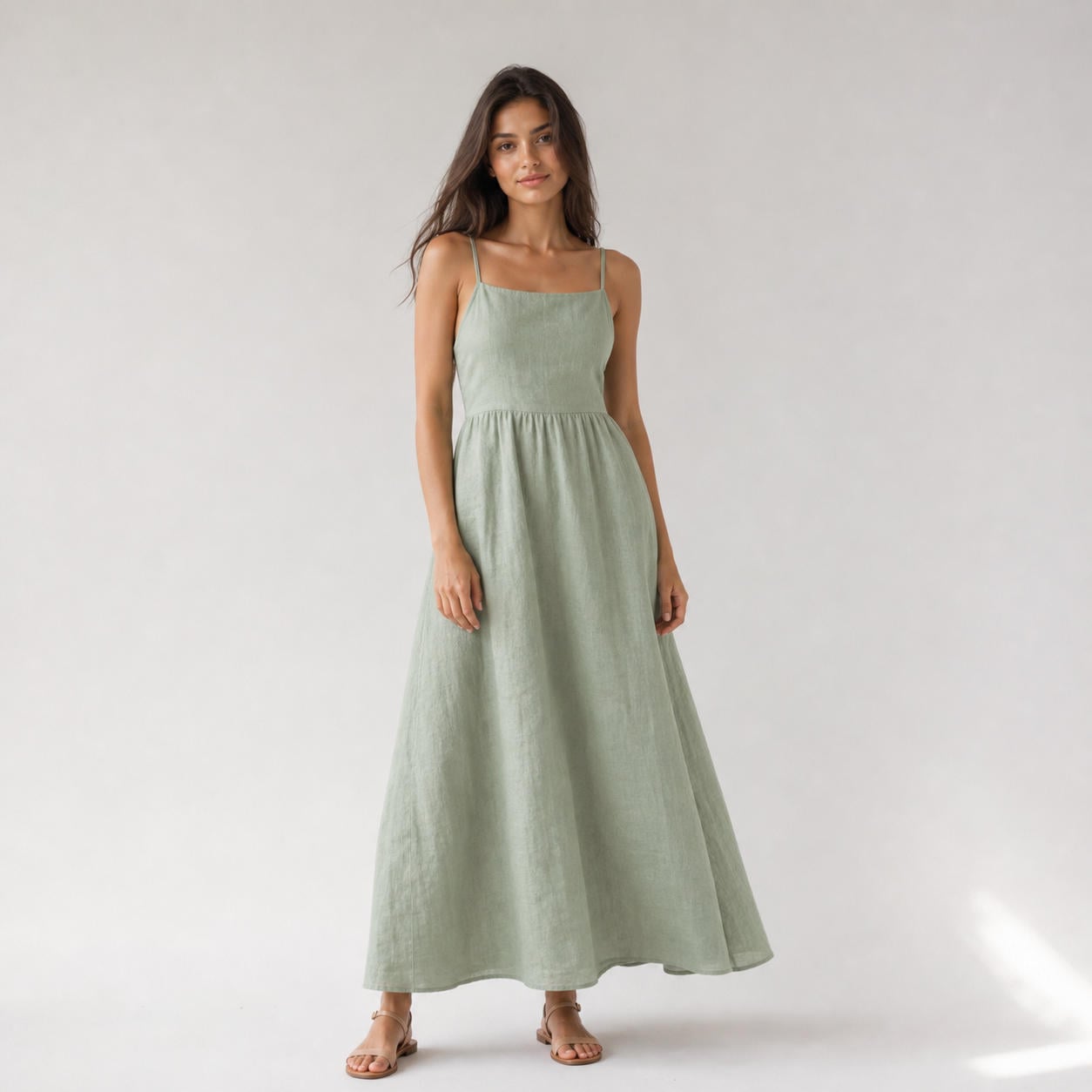 Schlichtes Leinen-Maxi-Sommerkleid mit Spaghettiträgern