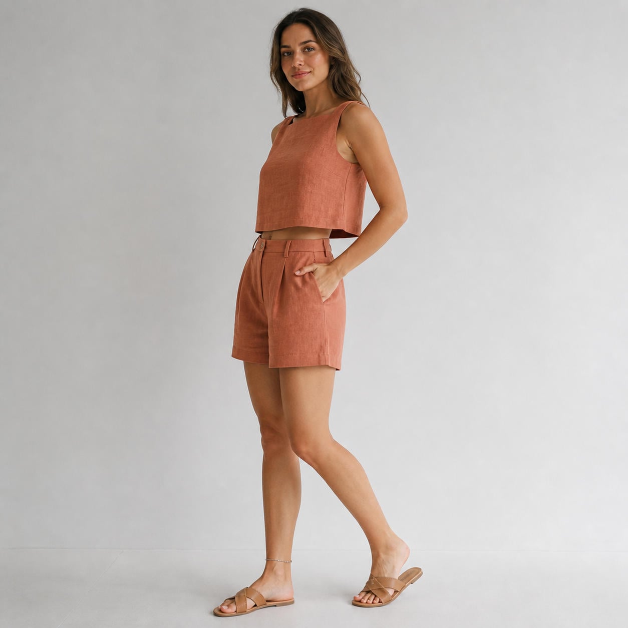 Minimalistisches Leinen-Sommerset aus Top und Shorts – Ansicht 3