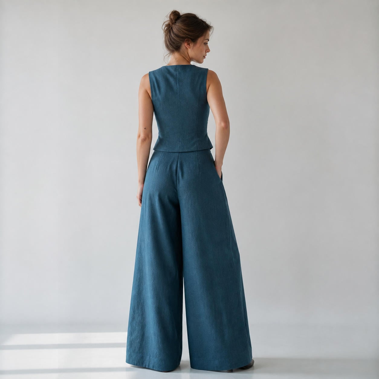 Zweiteiliges Leinen-Outfit aus taillierter Weste und Palazzohose – Ansicht 2