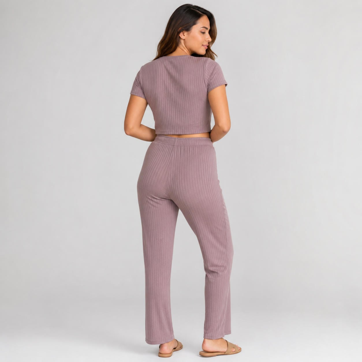 Zweiteiliges Loungewear-Set aus kurzärmeligem Crop-Top und Hose – Ansicht 2