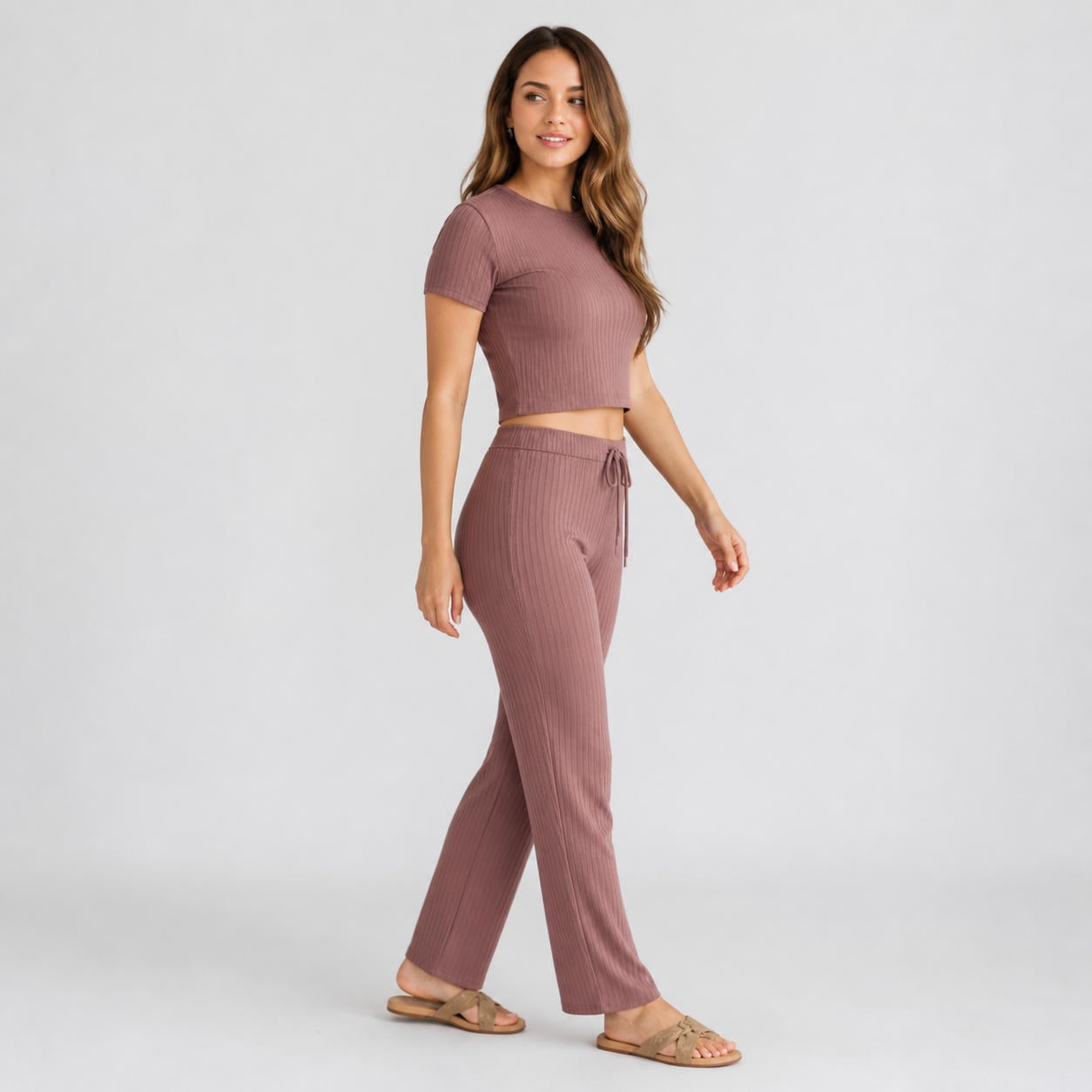 Zweiteiliges Loungewear-Set aus kurzärmeligem Crop-Top und Hose – Ansicht 3