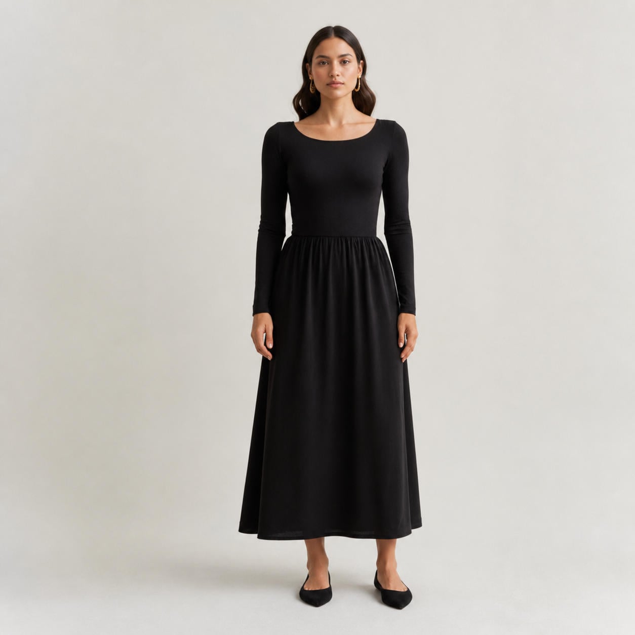 Zweifarbiges Midikleid mit Kontrasteinsätzen