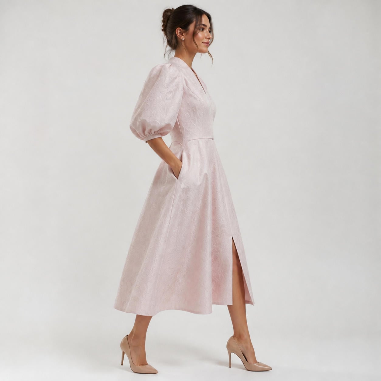Weißes Kleid in A-Linie mit V-Ausschnitt, Bischofsärmeln und Seitenschlitz – Ansicht 3