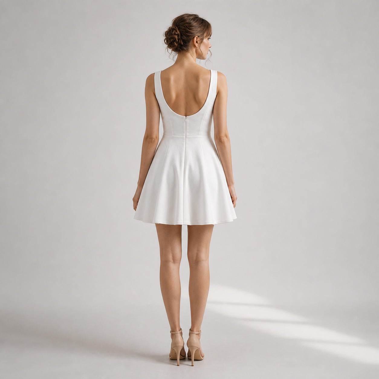 Weißes Minikleid mit V-Ausschnitt und Tellerrock – Ansicht 2