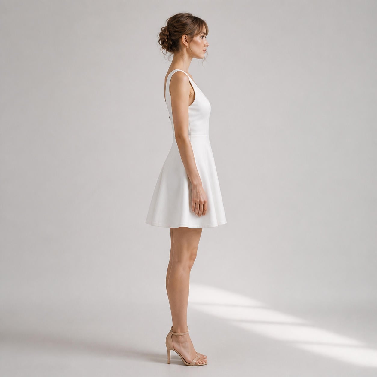 Weißes Minikleid mit V-Ausschnitt und Tellerrock – Ansicht 3